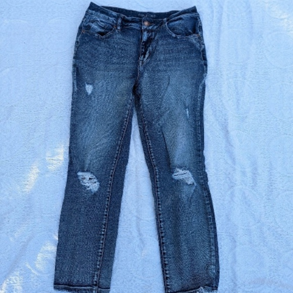 Maurices║High Rise Ripped Jeans║Size 10